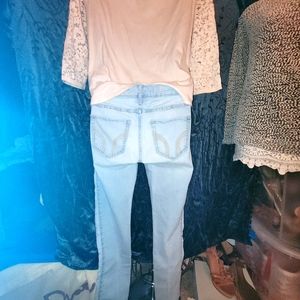 Outfit shirt with lace design all over and jeans